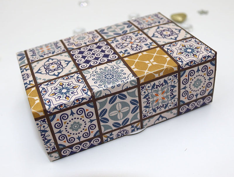 Left side view of budget favor boxes, cheap favor boxes, affordable wedding favors, affordable birthday favors, affordable anniversary favors, bulk favor boxes, floral favor boxes, Arabesque favor boxes from saddi card