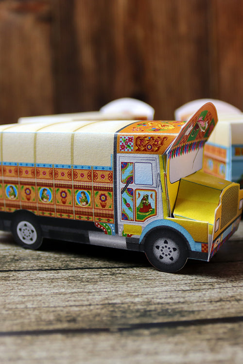 Load image into Gallery viewer, Truck Shaped Favour Boxes – Flat Pack, Fill &amp; Assemble
