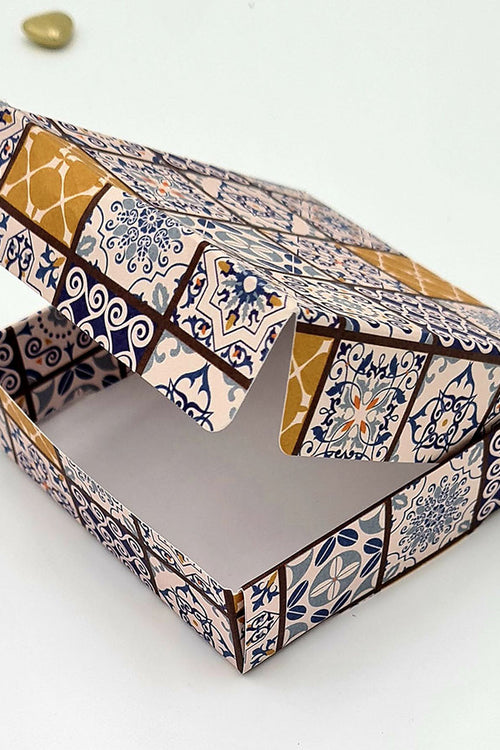 Load image into Gallery viewer, Elegant wedding favour box with Moroccan-inspired patterns
